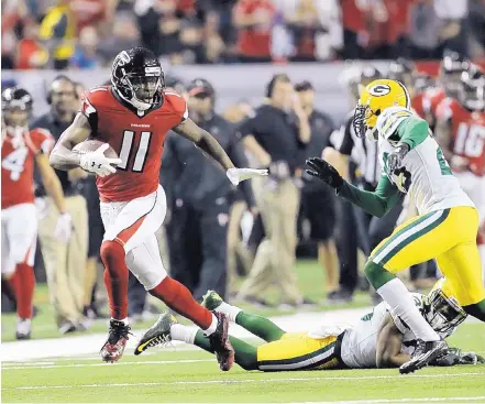  ?? DAVID GOLDMAN/ASSOCIATED PRESS ?? Atlanta wide receiver Julio Jones catches a touchdown pass during the second half of Sunday’s NFC championsh­ip game against Green Bay. Jones, despite an ailing toe, caught nine passes for 180 yards and two touchdowns.