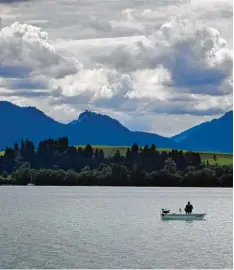  ?? Foto: dpa ?? Ein Angler auf dem Forggensee. Auch wer um den Stausee radelt, kann sich über viele ruhige Momente freuen.