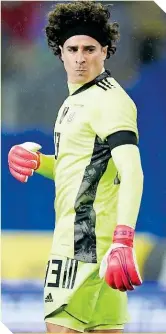  ?? / FOTO: EFE ?? Memo Ochoa acompaña el viaje de la pelota con la mirada.