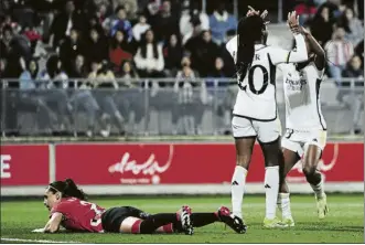  ?? ?? Decisivo
Feller y Linda Caicedo celebran el gol del triunfo visitante con Maddi a sus pies