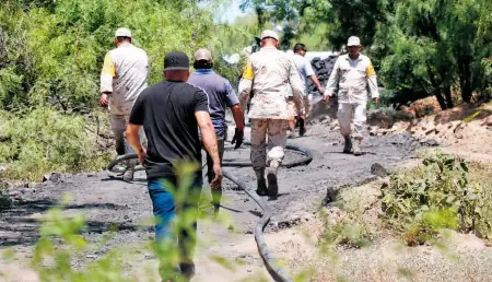  ?? ARTURO SALAZAR /EL SOL DE LA LAGUNA ?? Familiares y militares a las afueras de la mina
DOCENTE DE LA UAZ