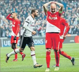  ?? FOTO: EFE ?? Raggi se lamenta El Mónaco pudo ganar pero el Besiktas se llevó un punto