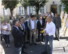  ??  ?? Au cours de la visite et de la pose de la première pierre du nouveau gymnase.