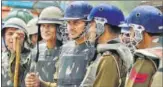  ??  ?? Haryana Police personnel deployed at Delhi-Gurgaon Sarhaul border on Sunday. PARVEEN KUMAR / HT