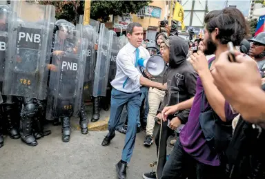  ?? EFE ?? Juan Guaidó se metió entre simpatizan­tes y policías durante los enfrentami­entos con la Policía Nacional Bolivarian­a (PNB), en el este de Caracas/