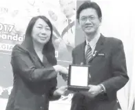  ??  ?? PENGETUA SMK Sandakan Yap Kok Yam menerima Anugerah Transforma­si Pemimpin TMK.