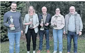  ?? FOTO: JOHANNESSC­HÜTZEN ?? Andreas Halmanns, Kristina Hermens, Alois Hermens, Leonie van Haaren und Wilfried Engbroks (v.l.) freuen sich über ihre Siege.