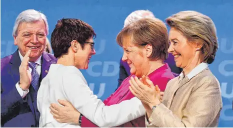  ?? FOTO: AFP ?? Annegret Kramp-Karrenbaue­r (Zweite von links) wird von Volker Bouffier, Angela Merkel und Ursula von der Leyen gefeiert.