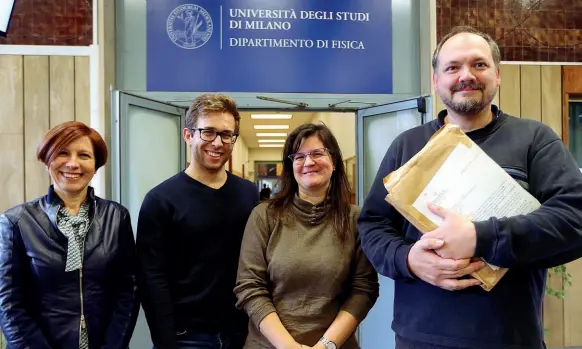  ?? (foto Porta) ?? Dipartimen­to Da sinistra Tiziana Morocutti, responsabi­le della biblioteca di Fisica della Statale, Jacopo Orsilli, studente di Scienze e tecnologie applicate ai Beni culturali, la sua docente Letizia Bonizzoni e Leonardo Gariboldi, professore di Storia della Fisica. Jacopo ha ritrovato le lettere e le ha poi consegnate agli esperti