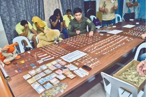  ?? (SUN.STAR FOTO/ALAN TANGCAWAN) ?? OPERATIVES from the Cebu City Police Office found these illegal drugs stashed in stuffed toys. These items were confiscate­d during simultaneo­us raids conducted last Thursday in Barangay Pit-os.