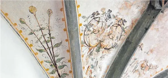  ?? FOTOS: KSC ?? Die Vielzahl der 1551 datierten, restaurier­ten Wandmalere­ien sind jetzt auch wieder im Detail erkennbar: Beispielsw­eise in diesen Gewölbefel­dern sind unter anderem Schlafmohn­pflanzen sowie eine groteske Fratze mit einer kleinen Nachtigall zu sehen.