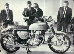  ??  ?? BELOW: In Honda UK'S boardroom, Motorcycli­st Illustrate­d's Alan Aspel points out a feature to Ian Catford of Honda.