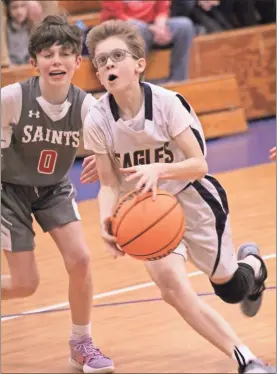  ?? Scott Herpst ?? Oakwood Christian’s Sam Pickard leaves a St. Jude defender behind as he heads toward the basket during a middle school game this past Thursday.