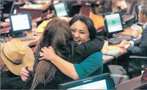  ?? Galo Paguay/ El comercio ?? •
Ximena Peña (AP), ponente del proyecto, fue felicitada en el Pleno.