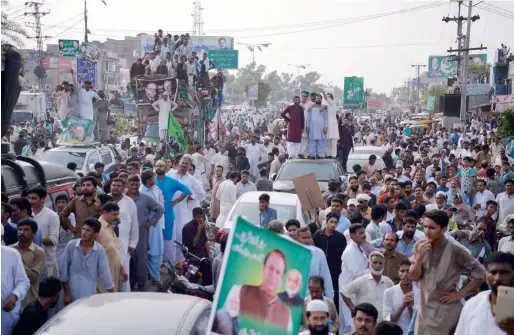  ?? AFP ?? Supporters of ousted prime minister Nawaz Sharif attend a rally in Gujrat city in Punjab on Friday. —