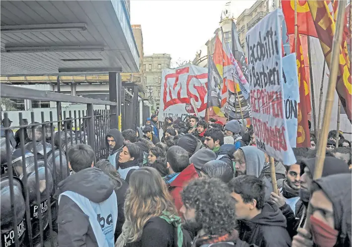  ?? ALFREDO MARTÍNEZ ?? Afuera. Los estudiante­s que simpatizan con la vieja conducción de la Federación forcejearo­n ayer con la Policía de la Ciudad. Hubo un detenido por los disturbios.