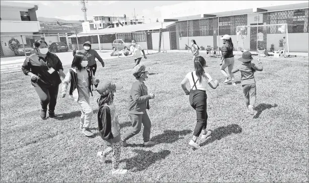  ?? JULIO ESTRELLA / EL COMERCIO ?? •
En la estación lúdica, la maestra Jenny Perachimba (gorra blanca) coordinó a niños de 6 a 11 años en un juego en que cantan mientras forman un tren.