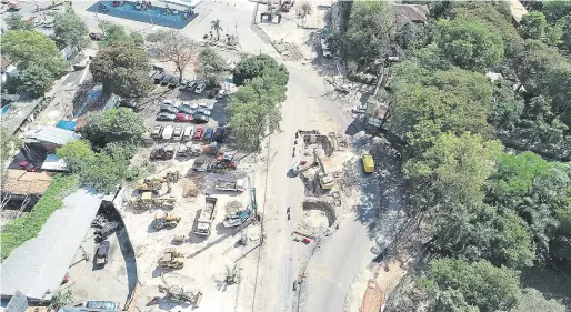  ??  ?? El corredor vial del Botánico es una de las pocas obras de envergadur­a que se ejecuta en la capital del país, donde más trabajo se va a necesitar.