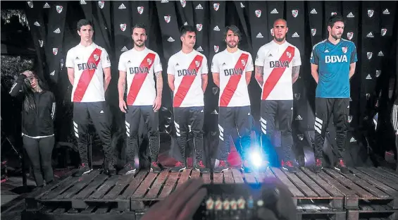  ?? GUILLERMO RODRÍGUEZ ADAMI ?? Vestidos de fiesta. Los dos Nachos, Pity, Ponzio, Maidana y Lux, la columna del River de Gallardo.