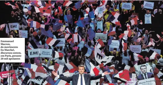  ??  ?? Emmanuel Macron, do movimento En Marche!, discursou ontem, em Paris, perante 20 mil apoiantes