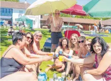  ?? FOTO: ANDY HEINRICH ?? Die Mädels der „Strandbädl­e-Gruppe“sind seit über 40 Jahren Stammgäste im Häfler Strandbad und feiern den Samstag mit einem ausgiebige­n Picknick.