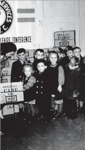  ??  ?? Hilfe aus den USA sicherte das Überlebend­erbevölker­ung in Österreich (Bild links). Zum Symbol der Willkürher­rschaft in der Sowjetzone wurde der Fall Margarethe Ottillinge­r, die 1948 verschlepp­t wurde und 1955 schwer krank zurückkam (Bild rechts)