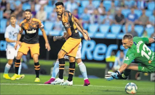  ??  ?? UN GOL DE LUJO. Toro Fernández se estrenó como goleador en LaLiga con un maravillos­o tanto con la espuela.