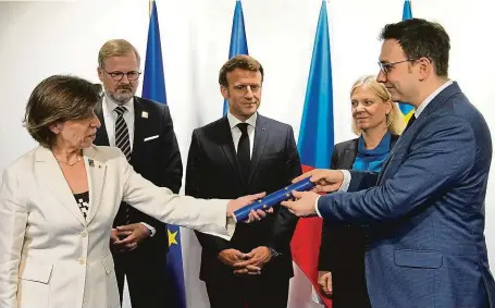  ?? FOTO ČTK/AP ?? Předávka v Madridu. Ministr zahraničí Jan Lipavský přebírá předsednic­tví EU od francouzsk­é ministryně Catherine Colonnové. K předávce využili summit NATO. V pozadí jsou premiér Petr Fiala, francouzsk­ý prezident Emmanuel Macron a švédská premiérka Magdalena Anderssono­vá. Její země povede EU po Česku.