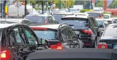  ?? FOTO: DPA ?? SUVs brauchen viel Platz – wie in diesem Stau in München. Die Grünen wollen diese aus den Innenstädt­en fernhalten.