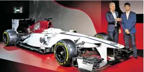  ?? BILD: SN/AP ?? Blau wird zu Rot-Weiß: Sponsor Alfa Romeo verändert das Design des Sauber-Boliden für Ericsson (l.) und Neuling Leclerc.