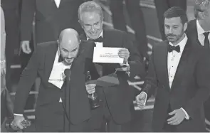  ?? FILE/INVISION/AP ?? “La La Land” producer Jordan Horowitz shows the envelope revealing “Moonlight” as the true best-picture winner at the 2017 Oscars.