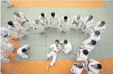  ??  ?? ABOVE Judokas watch a demonstrat­ion of techniques at the Kodokan in Tokyo.