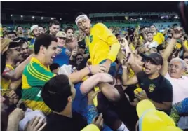  ?? AP ?? Neymar se tiró a las gradas a celebrar junto a la afición brasileña.