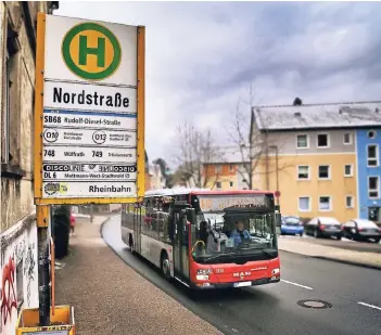  ??  ?? Fünf Buslinien befahren die Nordstraße in Mettmann. Dabei wird die Anne-Frank-Schule am Borner Weg zum Sommer geschlosse­n.