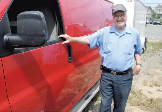  ?? PHOTO COURTOISIE ?? Arthur Carrier est toujours camionneur, même à l’âge de 87 ans. Aujourd’hui, son poids lourd a fait place à une fourgonnet­te.