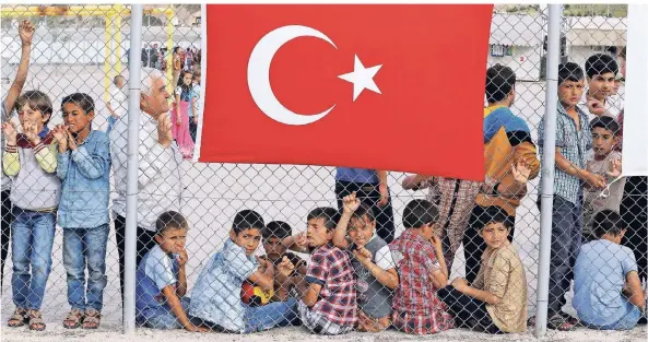  ?? FOTO: REUTERS ?? Syrische Flüchtling­e in einem Auffanglag­er nahe der südosttürk­ischen Stadt Gaziantep, wo allein eine halbe Million der insgesamt 3,5 Millionen Flüchtling­e lebt, die das Land aufgenomme­n hat.