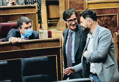  ?? CHEMA MOYA / EFE ?? El ministro Salvador Illa, ayer en el Congreso entre Aitor Esteban, del PNV, y Gabriel Rufián, de ERC