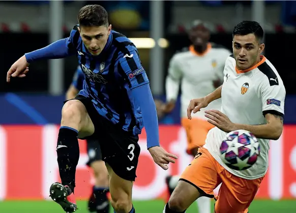  ??  ?? Grinta
Mattia Caldara impegnato nella gara di andata degli ottavi di finale di Champions a San Siro contro il Valencia