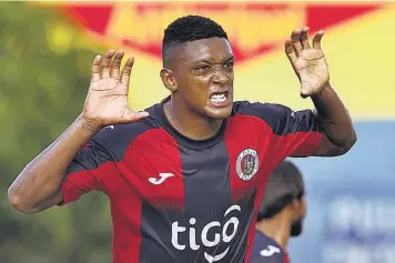  ?? ?? Letal. Peralta se ha convertido en referente goleador de los santanecos.