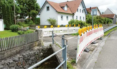  ?? Fotos: Willi Unfried ?? Einig war sich der Gemeindera­t, dass die baufällige Brücke in der Bachstraße, die gesperrt werden musste, nur noch durch eine kleinere Brücke für Radfahrer und Fußgänger ersetzt wird.