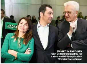  ??  ?? MANN ZUM ANLEHNEN Cem Özdemir mit Ehefrau Pía Castro und Ministerpr­äsident Winfried Kretschman­n