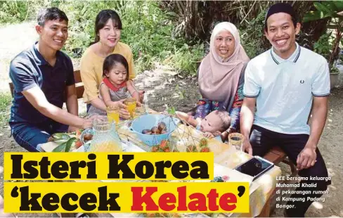  ??  ?? LEE bersama keluarga Muhamad Khalid di pekarangan rumah di Kampung Padang Bo n go r .