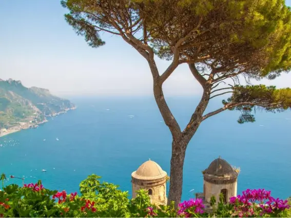  ??  ?? Such great heights: a town atop a pinnacle, Ravello offers picturesqu­e views