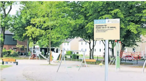  ?? FOTO: ERWIN POTTGIESSE­R ?? Der von Vivawest neu eingericht­ete Spielplatz in Möllen darf in der Mittagszei­t nicht genutzt werden. Dies stößt auf Unverständ­nis.