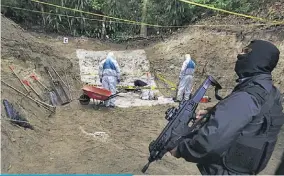  ??  ?? Seguridad. Agentes de la PNC dan seguridad a los investigad­ores que recolectan los restos en Ilopango.