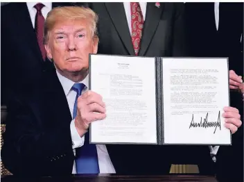  ?? FOTO: RTR ?? Im März unterzeich­nete Donald Trump ein Dekret, das vorsah, China mit milliarden­schweren Strafzölle­n zu belegen. Seither ist der Handelsstr­eit mehrfach eskaliert.