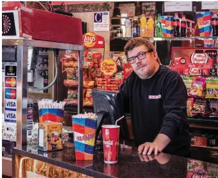  ??  ?? E MPLEADO DEL BAR Nombre: Fernando Pérez Martínez Tiempo en este trabajo: 2 meses