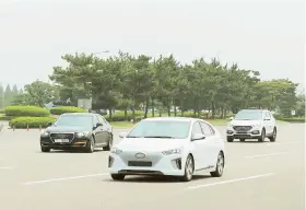  ??  ?? Prueba de manejo de los modelos Genesis G90, Hyundai IONIQ Electric y Hyundai Santa Fe, motor diesel, en Namyang.