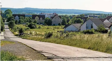  ?? FOTO: MAIK SCHUCK ?? Die Vollersrod­aer Straße erschließt den nächsten Abschnitt im Legefelder Baugebiet „Auf den Bergäckern“. Das Bild zeigt den Blick über die alte Landwirtsc­haftsstraß­e in Richtung Westen.