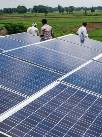  ??  ?? Ett mikronät för solenergi i byn Dharnai i distriktet Jehanabad i Indien. Indiens premiärmin­ister hade en viktig roll när 121 länder bildade Internatio­nal Solar Alliance för att minska beroendet av fossila bränslen.